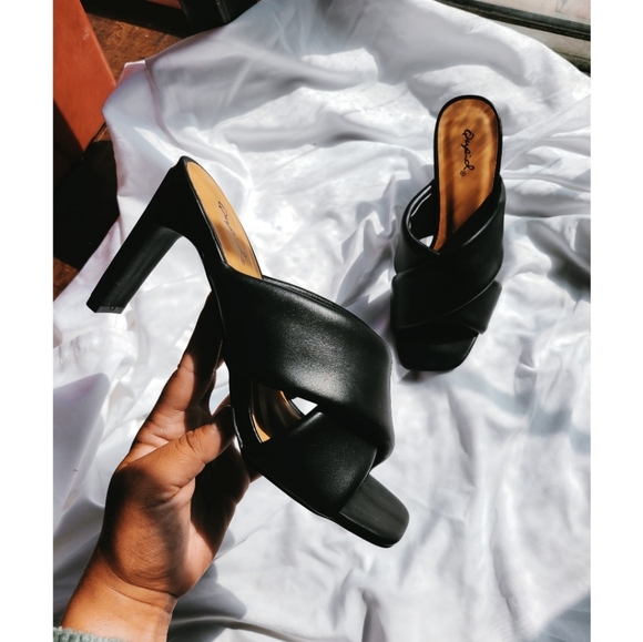 🚨LAST ONE// Black vegan leather Sandal - Picture 2 of 2